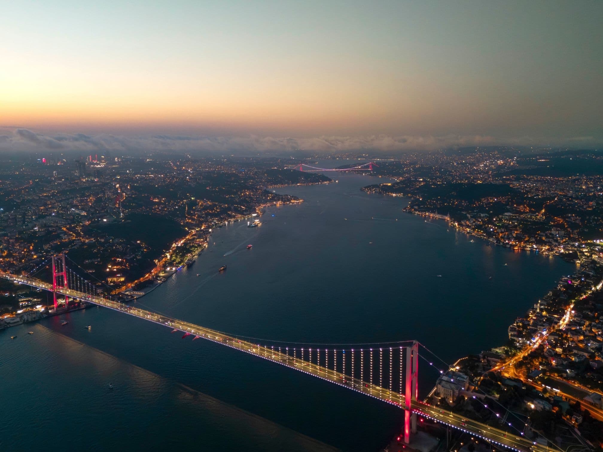 Gün batımında İstanbul Boğazı ve 15 Temmuz Şehitler Köprüsü